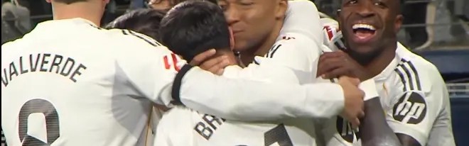 db真人官网-暖心！姆巴佩打进勺子点球后拥抱迪亚斯并说：“为了你，为了你”